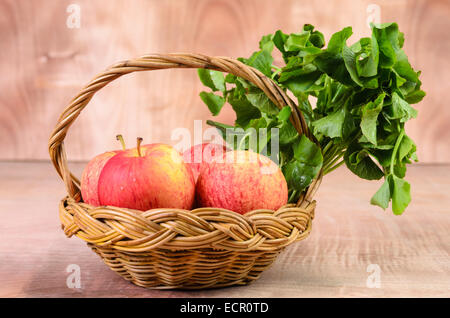 Apple und asiatischen im Korb auf Holz Hintergrund Stockfoto