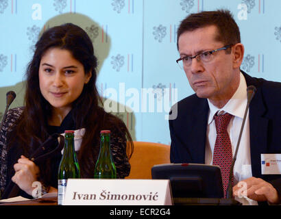 Aserbaidschan-Journalist Arzu Geybullayeva (links) und Ivan Simonovic (rechts), stellvertretender Generalsekretär der UN für Menschenrechte an der Konferenz teilnehmen der Außen-und Sicherheitspolitik zum Schutz der Menschenrechte für das 21. Jahrhundert im Cerninsky-Palast, Prag, Tschechische Republik, am 18. Dezember 2014. (CTK Foto/Michal Krumphanzl) Stockfoto