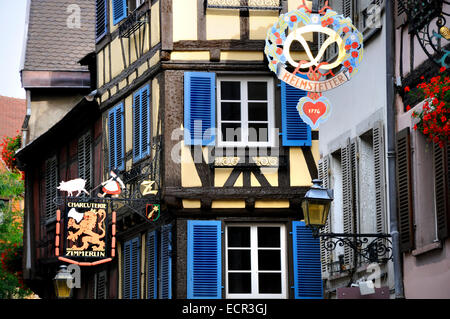 Colmar, Elsass, Frankreich. Halbe Fachwerkhaus Gebäude und Wurstwaren Shop im Stadtzentrum Stockfoto