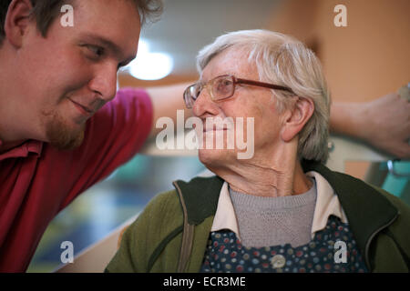 Frau 89 Jahre alt, Pflegeheim, Senior, im Gespräch mit Krankenschwestern, Gesundheitswesen, Krankenschwestern Stockfoto