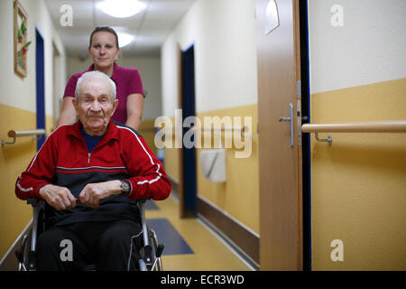 Mann 87, Seniorenheim, Portrait, Senioren Rollstuhl, Krankenschwester Stockfoto