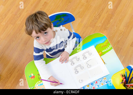 Kind zu Hause Stockfoto