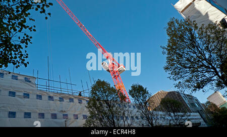 Kostengünstige Gebäude, die von der Londoner Bürgermeister Boris Johnson Baustelle Kran auf broadwick Street in Soho in London KATHY DEWITT unterstützt. Stockfoto