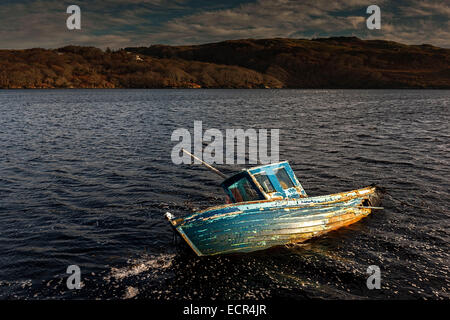 Teilweise untergetauchten alten Holzboot in der Bucht, in der Nähe von Killybegs, County Donegal, Republik Irland, Europa. Dezember 2014 Stockfoto