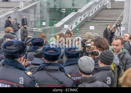 Moskau, Russland. 18. Dezember 2014. Über ein Dutzend Aktivisten auf dem Weg zu Russlands Präsident Putin Pressekonferenz in Moskau festgenommen, 18. Dezember 2014 Credit: Elkhan Mamedov/Alamy Live News Stockfoto