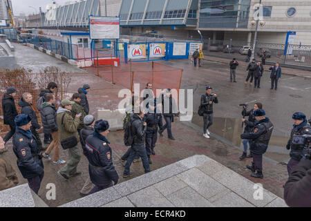 Moskau, Russland. 18. Dezember 2014. Über ein Dutzend Aktivisten auf dem Weg zu Russlands Präsident Putin Pressekonferenz in Moskau festgenommen, 18. Dezember 2014 Credit: Elkhan Mamedov/Alamy Live News Stockfoto