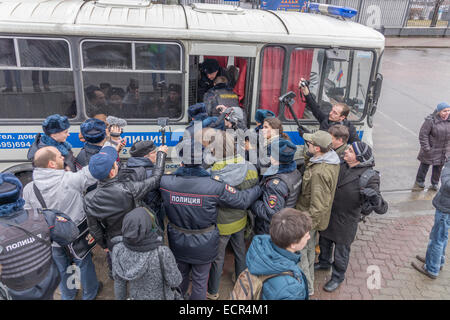 Moskau, Russland. 18. Dezember 2014. Über ein Dutzend Aktivisten auf dem Weg zu Russlands Präsident Putin Pressekonferenz in Moskau festgenommen, 18. Dezember 2014 Credit: Elkhan Mamedov/Alamy Live News Stockfoto