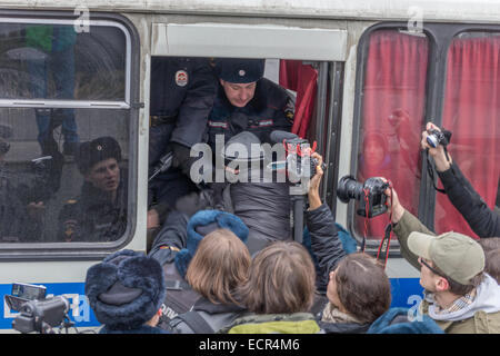 Moskau, Russland. 18. Dezember 2014. Über ein Dutzend Aktivisten auf dem Weg zu Russlands Präsident Putin Pressekonferenz in Moskau festgenommen, 18. Dezember 2014 Credit: Elkhan Mamedov/Alamy Live News Stockfoto