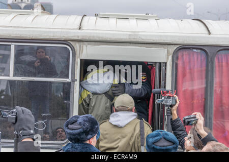 Moskau, Russland. 18. Dezember 2014. Über ein Dutzend Aktivisten auf dem Weg zu Russlands Präsident Putin Pressekonferenz in Moskau festgenommen, 18. Dezember 2014 Credit: Elkhan Mamedov/Alamy Live News Stockfoto