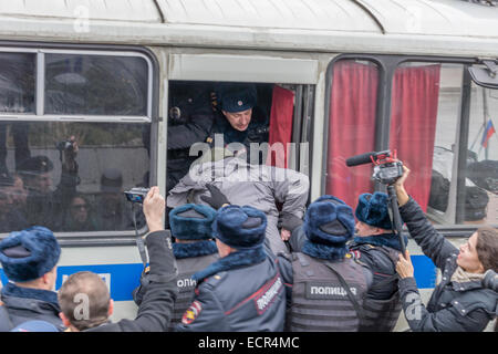 Moskau, Russland. 18. Dezember 2014. Über ein Dutzend Aktivisten auf dem Weg zu Russlands Präsident Putin Pressekonferenz in Moskau festgenommen, 18. Dezember 2014 Credit: Elkhan Mamedov/Alamy Live News Stockfoto