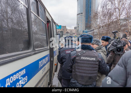 Moskau, Russland. 18. Dezember 2014. Über ein Dutzend Aktivisten auf dem Weg zu Russlands Präsident Putin Pressekonferenz in Moskau festgenommen, 18. Dezember 2014 Credit: Elkhan Mamedov/Alamy Live News Stockfoto