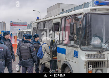 Moskau, Russland. 18. Dezember 2014. Über ein Dutzend Aktivisten auf dem Weg zu Russlands Präsident Putin Pressekonferenz in Moskau festgenommen, 18. Dezember 2014 Credit: Elkhan Mamedov/Alamy Live News Stockfoto