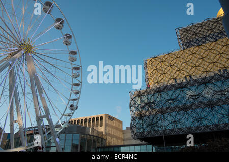 Das Birmingham Riesenrad Centenary Square 2014 neben der Bibliothek von Birmingham und REP Theater West Midlands England Stockfoto