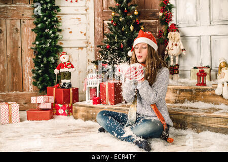 Junge Mädchen in Weihnachten Hintergrund Stockfoto