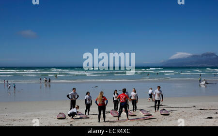 Surfkurs in Bearbeitung an Surfer Ecke auf Muizenberg Beach in der Nähe von Kapstadt, Südafrika. Stockfoto
