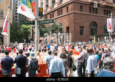 Sydney, Australien. 18. Dez 2014. Die Gemeinde zollt Katrina Dawson und Tori Johnson ihren Respekt, die bei dem Belagerungs-Terroranschlag von man Haron Monis im Dezember 2014, Stadtzentrum von Sydney, NSW, Australien, ums Leben kamen Stockfoto