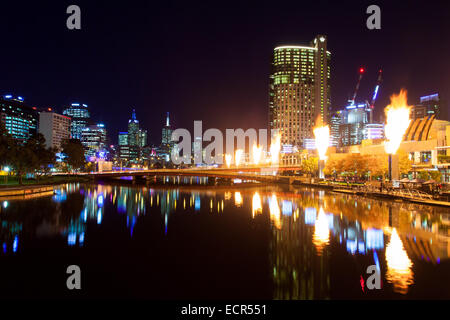 MELBOURNE, Australien - 26 Juni - Melbourne berühmte Skyline entlang Southbank mit Crown Casino Feuershow am 26. Juni 2013. Stockfoto
