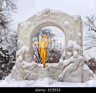 Denkmal von Johann Strauß im Winter im Wiener Stadtpark von Bildhauer Edmund von Hellmer Stockfoto