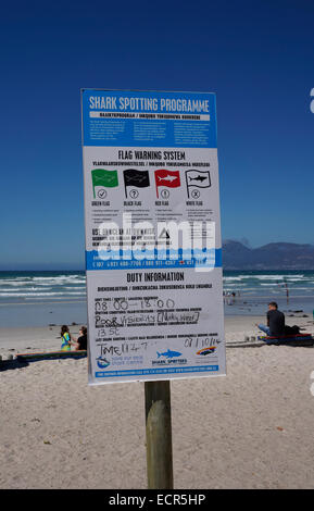 Öffentliche Sicherheit Informationstafel über Hai Schmierblutungen am Strand in Muizenberg bei Kapstadt. Stockfoto
