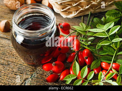 Die dicken Sirup aus Hagebutten Stockfoto