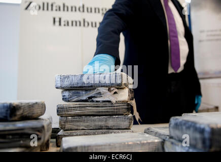 Hamburg, Deutschland. 18. Dezember 2014. Niels-Henning, Pressesprecher der Abteilung Zoll Untersuchung Hamburg zeigt Packungen mit Kokain in Verbindung, die Abteilung in Hamburg, Deutschland, 18. Dezember 2014. Zollbeamte entdeckten 66 Kilogramm Kokain-versteckt in Kartons Bananen in einem Behälter aus Südamerika. Foto: Jörn Bangigkeit/Dpa/Alamy Live News Stockfoto