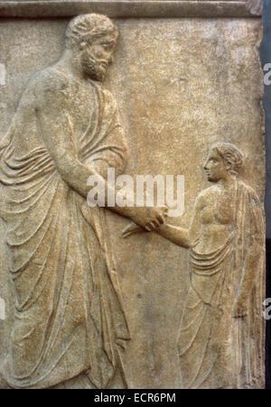 Griechische Kunst. Klassik. Grabstele Philokles und sein Sohn Dikaios gewidmet. Ein bärtiger Mann bietet einem Vogel, ein kleiner Junge stand vor ihm. Ca. 430 v. Chr. Marmor. Es kommt von Chalandri, Attika. Archäologischen Nationalmuseum Athen. Griechenland. Stockfoto