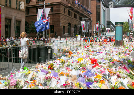 Sydney, Australien. 18. Dez 2014. Die Gemeinde zollt Katrina Dawson und Tori Johnson ihren Respekt, die bei dem Belagerungs-Terroranschlag von man Haron Monis im Dezember 2014, Stadtzentrum von Sydney, NSW, Australien, ums Leben kamen Stockfoto