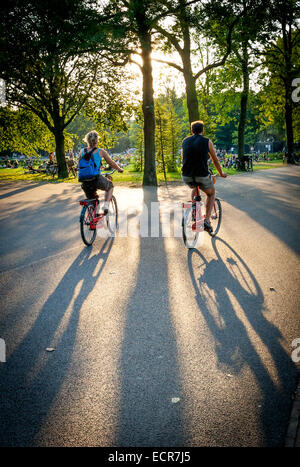 Paar Radfahren im Vondelpark in amsterdam Stockfoto