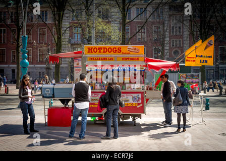 Ein Hotdog stand Kiosk am Damrak in Amsterdam. Stockfoto