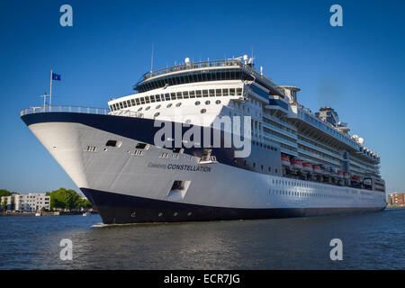 Kreuzfahrtschiff auf dem IJ in Amsterdam Stockfoto