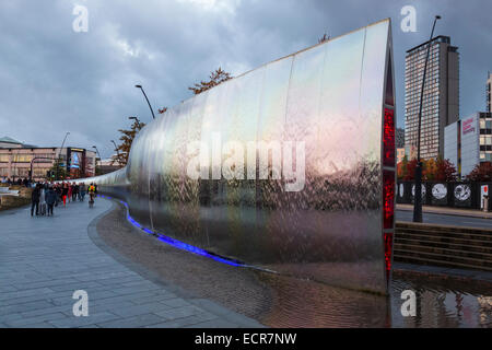 Die Schneide Skulptur, Sheffield als Nacht Ansätze. Garbe Square, Sheffield, Yorkshire, England, Großbritannien Stockfoto