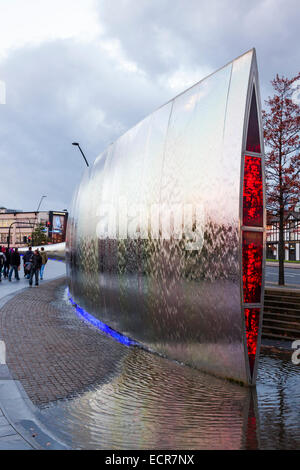 Die Schneide Skulptur, Garbe Square, Sheffield als Nacht Ansätze. Sheffield, Yorkshire, England, Großbritannien Stockfoto