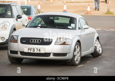 Ein Audi Auto mit einem hinteren Rad herunterfallen. Stockfoto