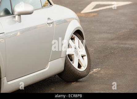 Ein Audi Auto mit einem hinteren Rad herunterfallen. Stockfoto