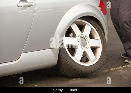 Ein Audi Auto mit einem hinteren Rad herunterfallen. Stockfoto