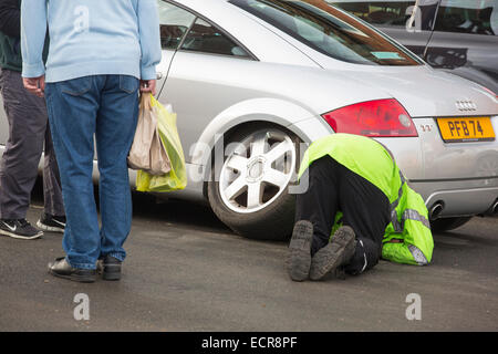 Ein Audi mit einem hinteren Rad Herunterfallen von Radmuttern, die locker gearbeitet haben. Stockfoto