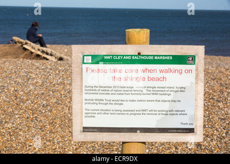 Ein Warnsignal über die Schäden an den Küstenschutz durch die Sturmflut Dezember 2013 bei Cley auf der Küste von North Norfolk, UK. Stockfoto