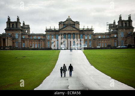 Blenheim Palace, Woodstock, Oxfordshire, Vereinigtes Königreich. 17. Dezember 2014. Blenheim Palast beherbergt eine Shooting für die aktuelle Mission Impossible Blockbuster Tom Cruise. Weiße Pod-Stil Strukturen gesehen wurden Krane auf das Herrenhaus, wo auf die neueste Ausgabe von seinen Spionagethrillern Mi5, am Montag Drehbeginn befestigt und wird voraussichtlich bis Freitag laufen. Roger schief/Alamy Live-Nachrichten Stockfoto