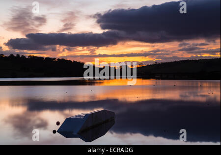 Sonnenuntergang über Siblyback Zisterne in East Cornwall Stockfoto