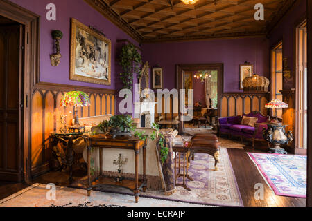 Holz-Kassettendecke im Schloss Wohnzimmer mit lila Wänden und reichhaltiges Teppiche Stockfoto