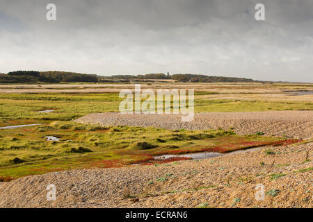 Schäden an den Küstenschutz durch die Sturmflut Dezember 2013 bei Cley auf der Küste von North Norfolk UK. Die riesigen Wellen komplett verletzt die Sturm-Strand und schob ihn ins Landesinnere auf das Naturschutzgebiet Cley. Stockfoto