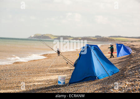 Fischer am Strand von Cley auf der Küste von North Norfolk, UK. Stockfoto