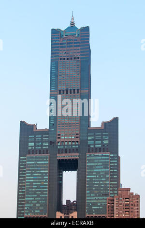 Kaohsiung, Taiwan - Dezember 18,2014: Sonnenuntergang über Tuntex Sky Tower. Die Struktur ist 378 m hoch. Gebaut von 1994 bis 1997, Stockfoto