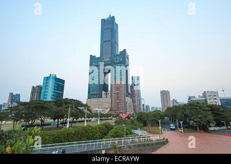 Kaohsiung, Taiwan - Dezember 18,2014: Sonnenuntergang über Tuntex Sky Tower. Die Struktur ist 378 m hoch. Gebaut von 1994 bis 1997, Stockfoto