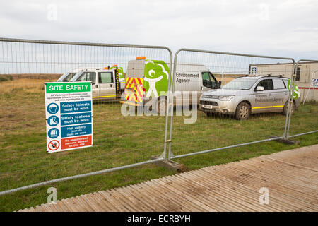 Reparatur von Schäden an den Küsten Küstenschutzes in Blakeney, Norfolk im Dezember 2013 Sturm Überspannungsschutz. Stockfoto