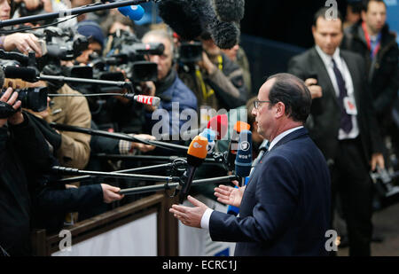 Brüssel, Belgien. 18. Dezember 2014. Der französische Präsident Francois Hollande spricht mit den Medien während der Ankunft auf dem Gipfel der Europäischen Union (EU) im EU-Hauptquartier in Brüssel, Belgien, 18. Dezember 2014. Des EU-Gipfels Winter konzentriert sich auf Investitionen in Europa und die Situation in der Ukraine. Bildnachweis: Zhou Lei/Xinhua/Alamy Live-Nachrichten Stockfoto