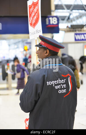 Waterloo Station, London, UK. 18. Dezember 2014. Die Heilsarmee-Brass-Band spielen Weihnachtslieder in Waterloo Station, neben dem Baum. Bildnachweis: Matthew Chattle/Alamy Live-Nachrichten Stockfoto