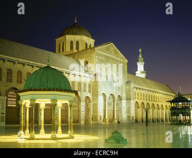 Syrien. Damaskus. Umayyaden-Moschee oder große Moschee von Damaskus. Erbaut im frühen 8. Jahrhundert. Hof. Nachtansicht. Stockfoto