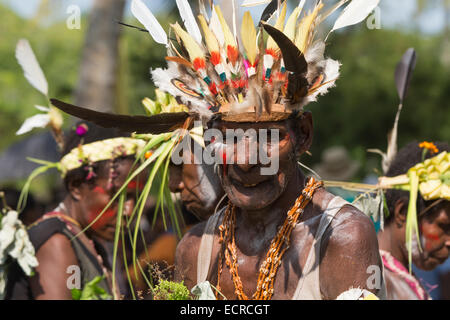 Melanesien, Papua-Neu-Guinea, Sepik River Gebiet, Murik Lakes, Karau Dorf. Dorfälteste in kunstvollen Feder Kopfschmuck. Stockfoto