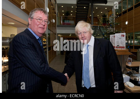 Londoner Bürgermeister Boris Johnson schüttelt Hände mit Jeffrey Barley am Institute of Cancer Research in London Stockfoto